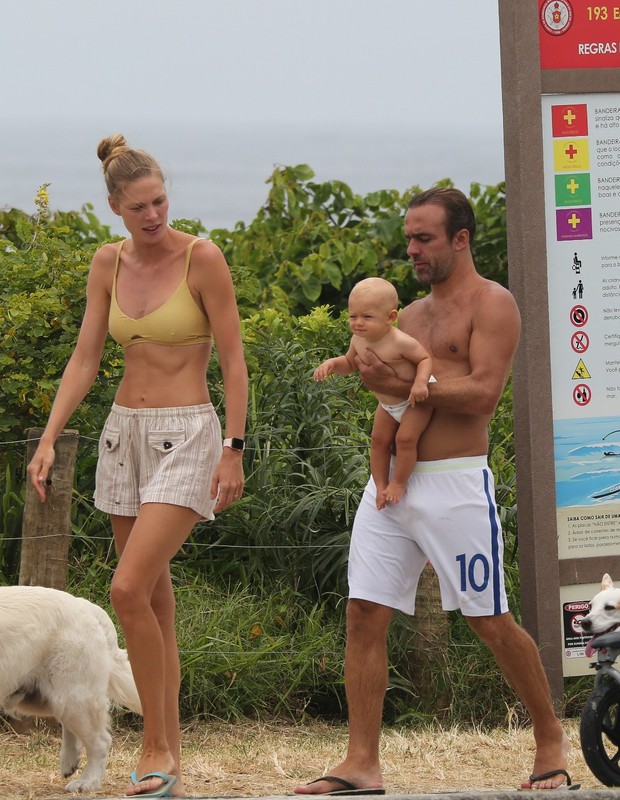 Roger Flores e Betina Korbes Schmidt passeiam com o filho (Foto: Dilson Silva/AgNews) Roger Flores e Betina Korbes Schmidt passeiam com o filho (Foto: Dilson Silva/AgNews)