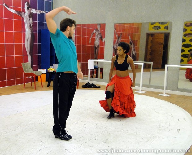 Klebber e Ivi acertam as pegadas da coreografia (Foto: Domingão do Faustão / TV Globo)