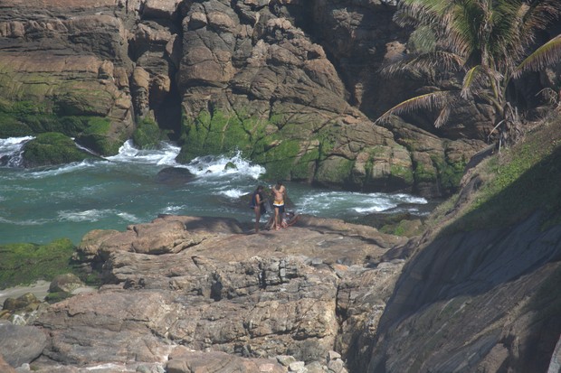 Cauã com a namorada na praia da Joatinga no Rio de Janeiro (Foto: AGNEWS )