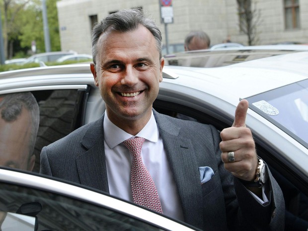 O candidato à presidência da Áustria pelo partido FPÖ, Norbert Hofer, posa para fotógrafos no domingo (24), em Viena (Foto: Robert Jaeger/APA/AFP)