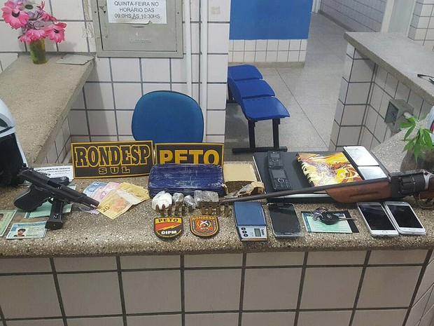 Drogas, armas, celulares e outros objetos encontrados na casa dos suspeitos na Bahia (Foto: Rafael Vedra/ Liberdade News)
