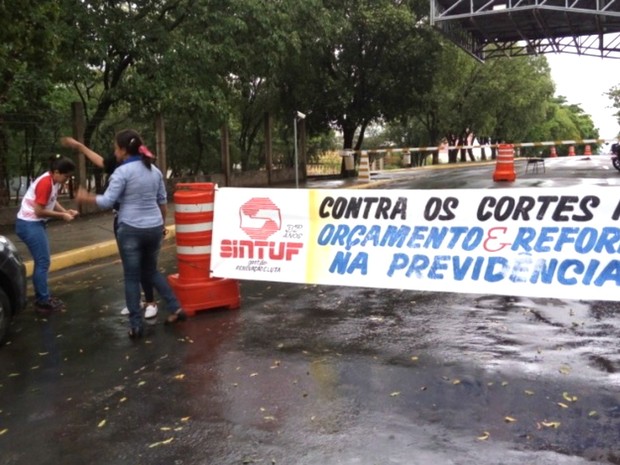 Trabalhadores seguram faixas na entrada do campus da UFMT de Cuiabá (Foto: Assessoria/ Sintuf-MT)