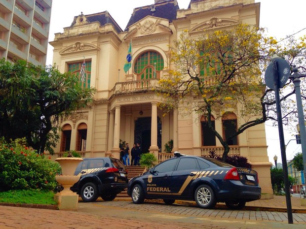 Polícia Federal faz operação no Palácio Rio Branco, sede da Prefeitura de Ribeirão Preto, SP (Foto: Marcos Felipe/EPTV)