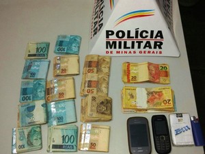 Dinheiro recuperaado com assaltantes (Foto: Polícia Militar/Divulgação)