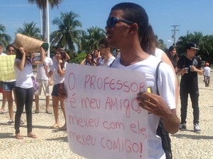 Aluno protesta em frente ao Palácio Araguaia, em Palmas (Foto: Elisangela Farias/G1)