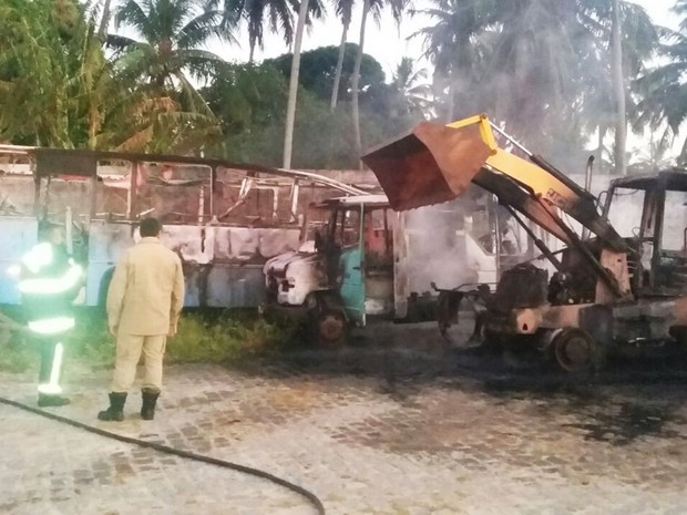 Incêndio destruiu um ônibus, um caminhão e uma retroescavadeira em uma garagem da Prefeitura de Senador Georgino Avelino (Foto: PM/Divulgação)