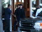 John Travolta deixa o hotel no Rio levando 'quentinha'