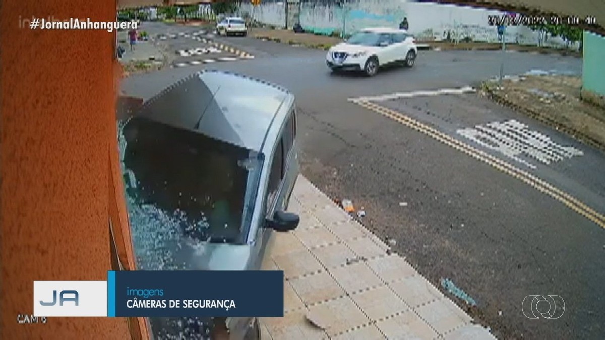 Carro Invade Farm Cia Ao Desviar De Outro Ve Culo Em Avenida De