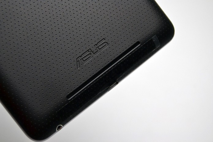 Há apenas essa saída de som no Nexus 7 (Foto: Stella Dauer)