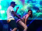 Com look sexy, Anitta sensualiza com dançarino durante show em São Paulo