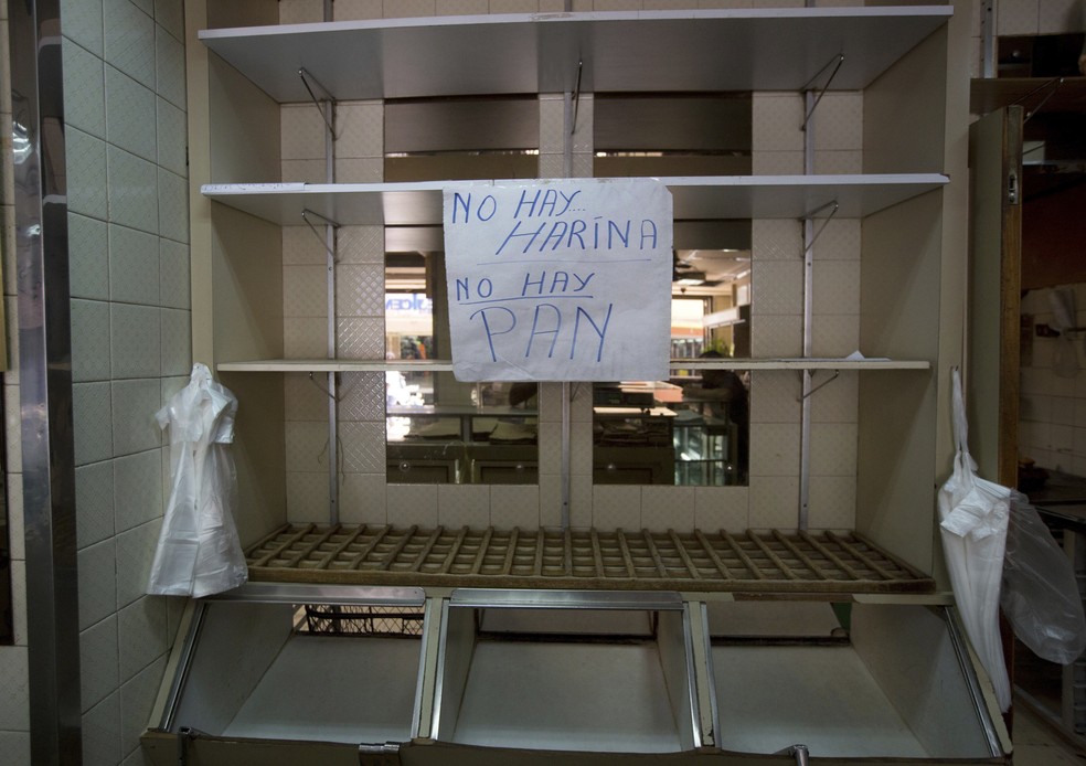 Foto de março de 2017 mostra padaria em Caracas, na Venezuela, com prateleira vazia e aviso: 'Não há farinha. Não há pão'. (Foto: AP Photo/Fernando Llano)
