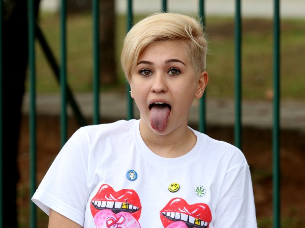 Mariana de Paula, a sósia brasileira de Miley Cyrus, faz selfie com fãs na fila do show, em frente ao Anhembi, em SP (Foto: FERNANDO NEVES/FUTURA PRESS/ESTADÃO CONTEÚDO)