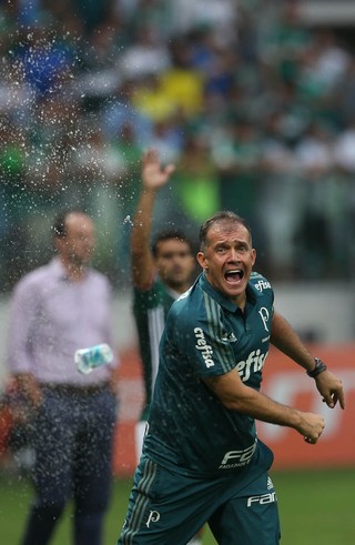 Técnico que canta e vibra: Eduardo Baptista vira torcedor na hora do gol
