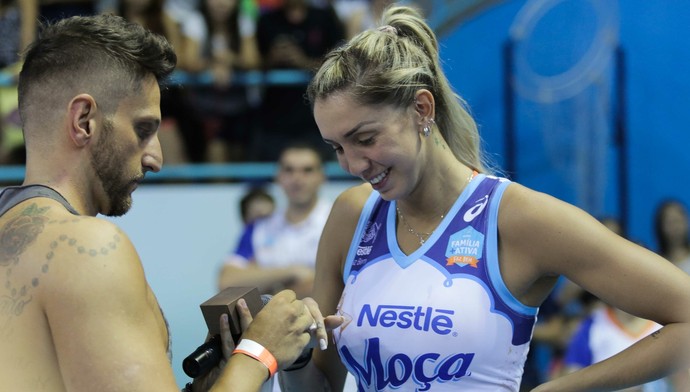 Thaísa é surpreendida pelo namorado com pedido após o duelo (Foto: João Neto/Fotojump) Thaísa é surpreendida pelo namorado com pedido após o duelo (Foto: João Neto/Fotojump)