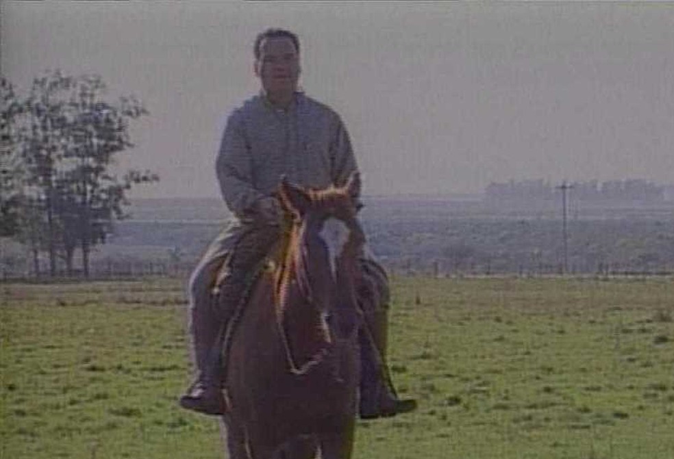 Getúlio Dornelles Vargas anda a cavalo em reportagem exibida em 1999 pela TV Globo (Foto: Cedoc/RBS TV)