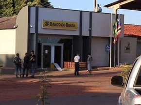 Agência bancária de Riachão (MA) na manhã desta quarta-feira (15) (Foto: Flávio Aires)