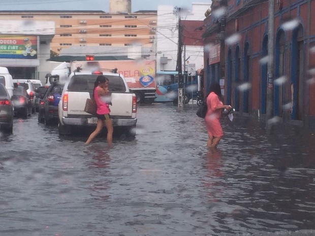 Rua Almirante Jaceguai com Avenida Pessoa Anta é um dos locais congestionados durante chuvas em Fortaleza (Foto: Sabrinne Barreto/Arquivo Pessoal)