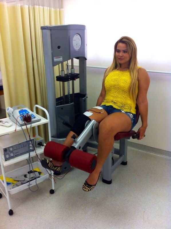 Geisy Arruda fazendo fisioterapia (Foto: Divulgação)