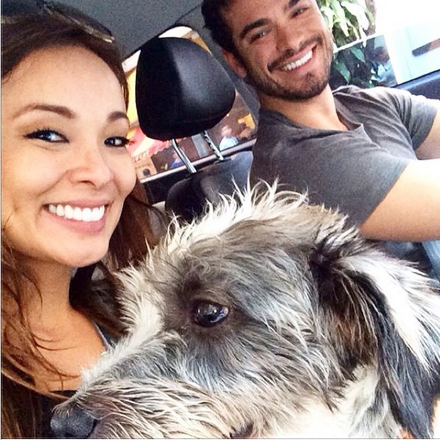 Carol Nakamura e Sidney Sampaio posam com pet (Foto: Reprodução/Instagram)