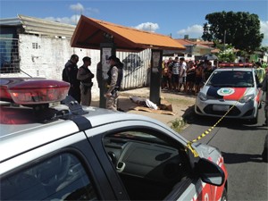 Mulher foi assassinada no ponto de ônibus (Foto: Walter Paparazzo/G1)