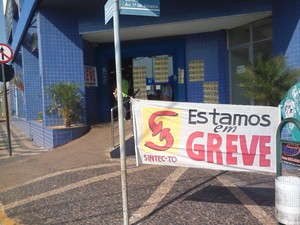 Agência da Caixa Econômica Federal em Araguaína amanheceu com faixas informando sobre a greve (Foto: Marcos Humberto/TV Anhanguera)