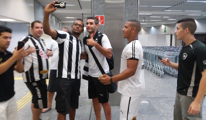 Navarro é parado por torcedores do Botafogo no Galeão (Foto: Jessica Mello/GloboEsporte.com)