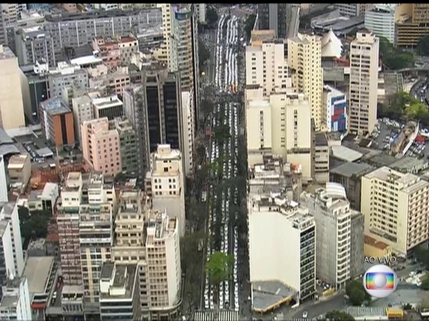 Grande fila de taxistas se forma em protesto no começo da tarde desta quarta-feira (9) (Foto: Reprodução/TV Globo)