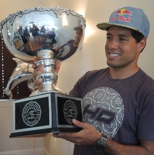 Adriano de Souza Mineirinho troféu campeão Pipeline (Foto: David Abramvezt)