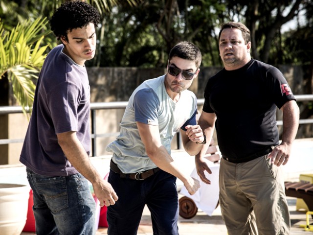 Personagem De Leicam Da Soco Na Cara E Cai Na Piscina Assista Ao Making Of Da Cena Extras Rede Globo