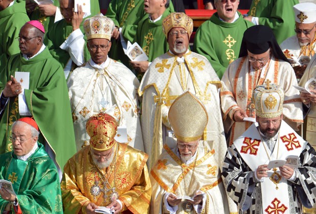 Bispos de todo o mundo cantma na abertura do Ano da Fé (Foto: AFP)