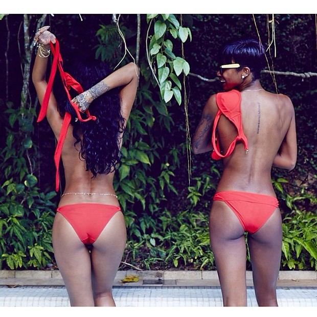 Rihanna e amiga tiram parte de cima do biquni (Foto: Instagram/ Reproduo)