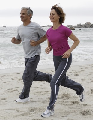 Homem e mulher caminhando euatleta (Foto: Getty Images) Homem e mulher caminhando euatleta (Foto: Getty Images)