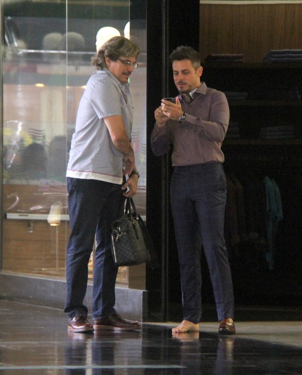 Sen sapato, Luigi Baricelli conversa com Edson Celulari em shopping no RJ (Foto: Daniel Delmiro/AgNews)