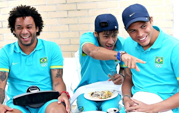 Marcelo, Neymar e Thiago Silva no churrasco para a seleção brasileira (Foto: Ricardo Stuckert / CBF)