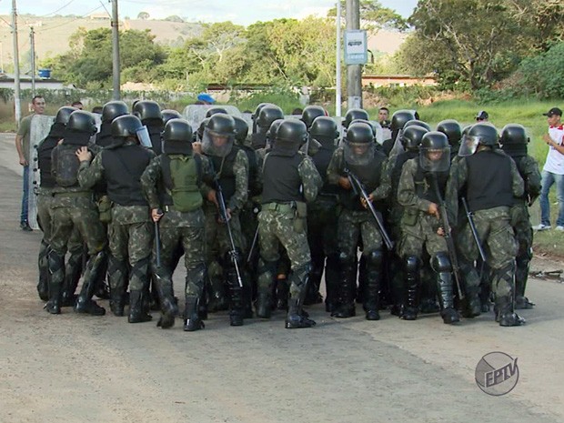 Exército faz treinamento para situações de conflito em Pouso Alegre (Foto: Reprodução EPTV)