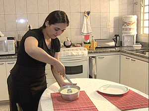 Cozinheira orienta como finalizar o prato (Foto: Reprodução/TV Integração)