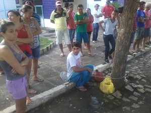 Homem se acorrentou na frente do fórum de Uiraúna (Foto: Rafael Alves / Arquivo Pessoal)