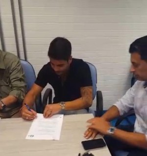 Grêmio Henrique ALmeida Assinatura (Foto: Reprodução/Periscope) Grêmio Henrique ALmeida Assinatura (Foto: Reprodução/Periscope)