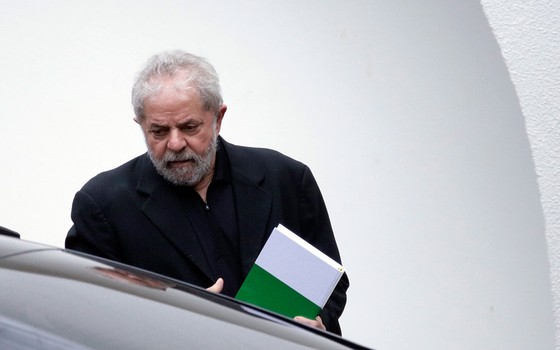 Lula na saída do encontro com Renan Calheiros e senadores em Brasília nesta quarta-feira (9) (Foto: EFE/Fernando Bizerra Jr)