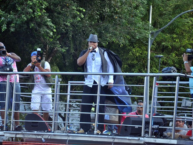 Representante do pagode ostentação, cantor Robyssão desfila no Campo Grande (Foto: Júnior Improta/Ag Haack)