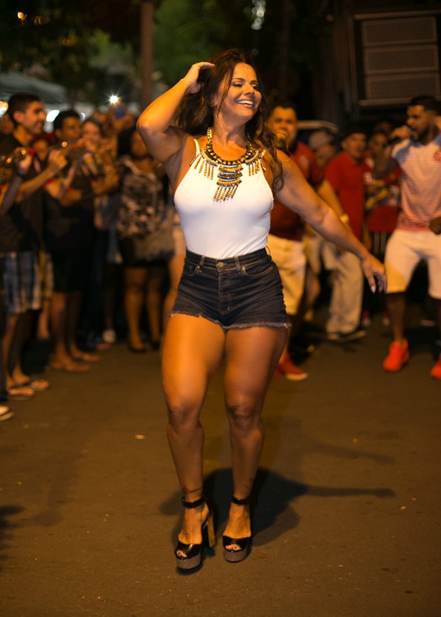 De body e shortinho Viviane Araújo cai no samba em ensaio de rua