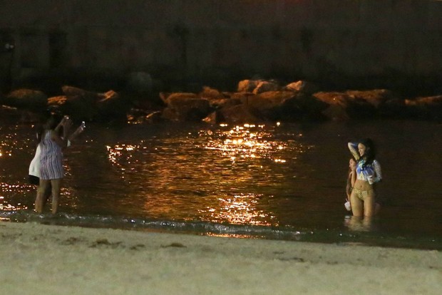 Rihanna vai a Praia a noite  (Foto: André Freitas / Agnews)