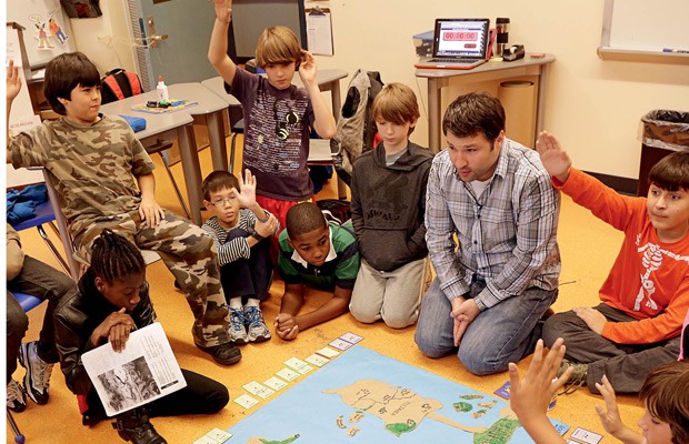 Uma aula de história, geografia e diplomacia na Quest to Learn: o nível de engajamento é bem maior que nas escolas tradicionais (Foto: Divulgação)
