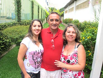 Auristela Silva ao lado do pai, José Silva, e da mãe, Adriana Silva. Jovem leva vida normal e sonha casar e ter filhos (Foto: Lucas Nanini/G1)
