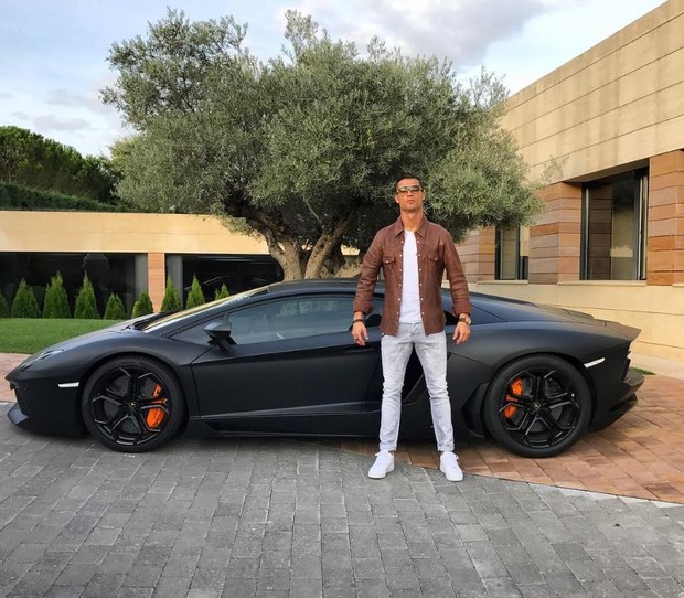 Cristiano Ronaldo posando ao lado de carro de luxo (Foto: Reprodução/Instagram)