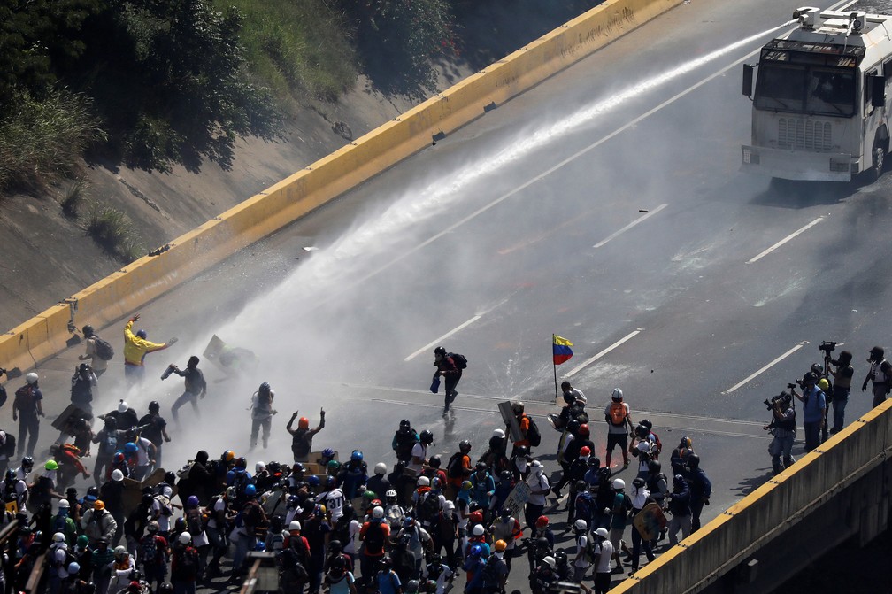 Manifestantes opositores foram bloqueados por militares durante marcha nesta segunda-feira (29) em Caracas (Foto: REUTERS/Carlos Garcia Rawlins)