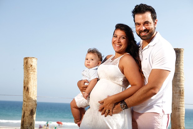 Priscila Pires posa com a família (Foto: Marcos Serra Lima / EGO)