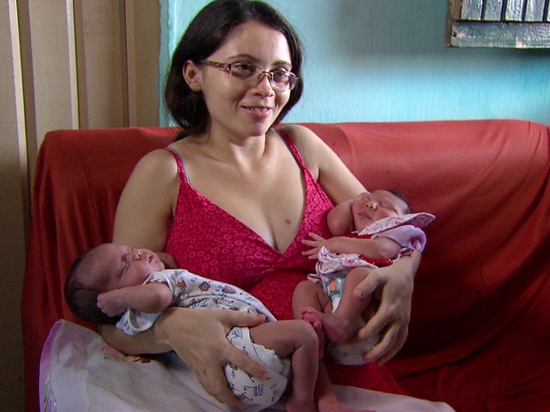 Cassiana com os filhos, Edson e Melissa, que tem um mês de vida; apenas a menina tem microcefalia (Foto: Reprodução / TV Globo)