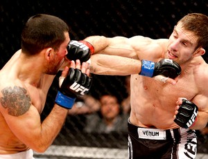 Phil Harris luta contra Ulysses Gomez UFC  (Foto: Getty Images)