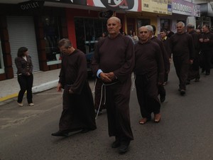 Vestidos com batina, participantes percorreram ruas da cidade nesta quinta (13) (Foto: Janine Limas/RBS TV)